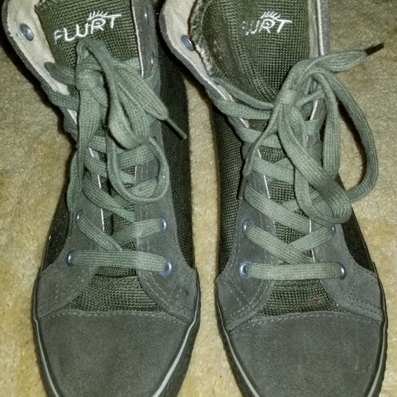 Shoes - Picture 2 of 4